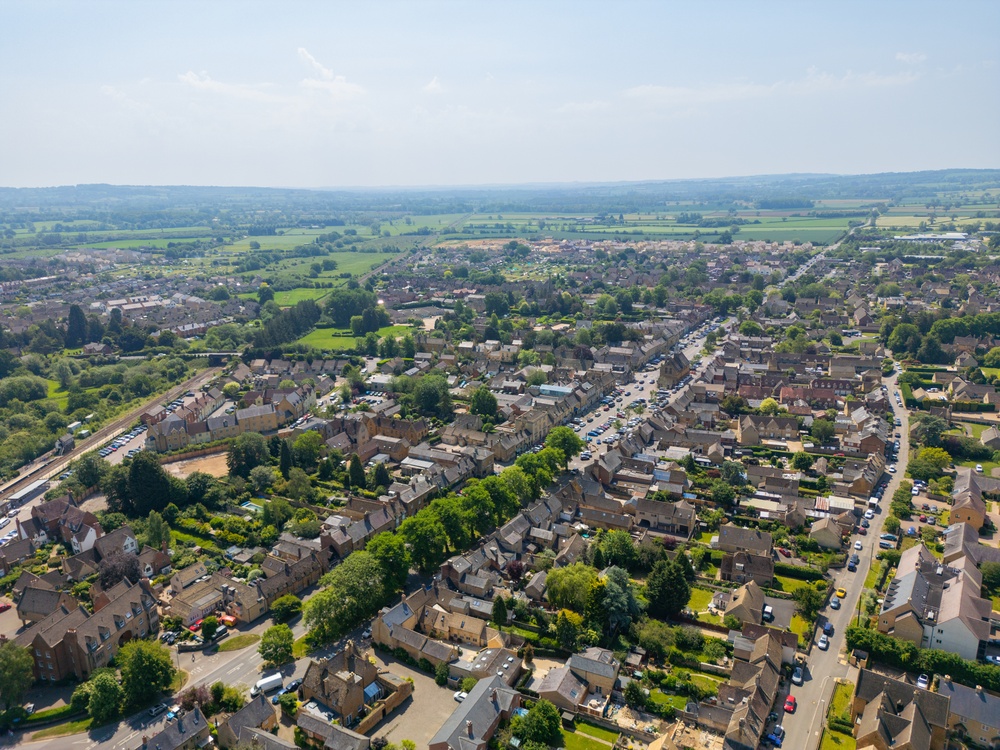 Hvor bør man bo i Cotswolds? De 7 beste byene & gode hoteller 4 Moreton-in-Marsh i Cotswolds sett fra lufta