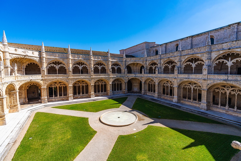 Klostergården i Jerónimos-klosteret i Belém, Lisboa