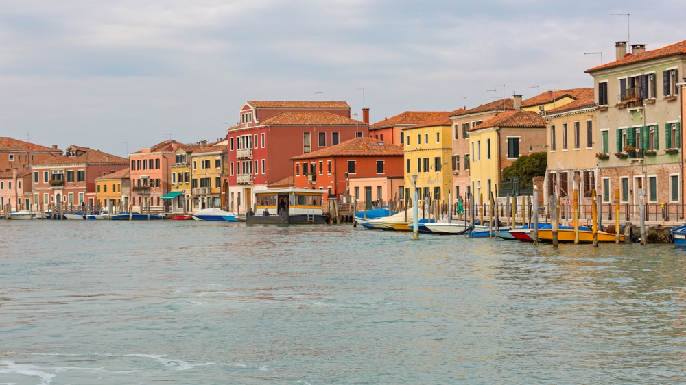 Fargerike hus langs en kanal på Murano ved Venezia