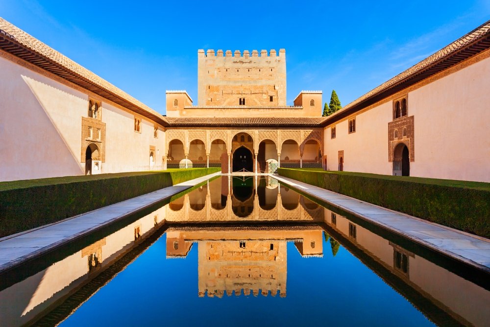Hvor bør man bo i Spania? De 14 beste områdene & gode hoteller 5 Myrtegården i Comares-palasset i Alhambra i Granada