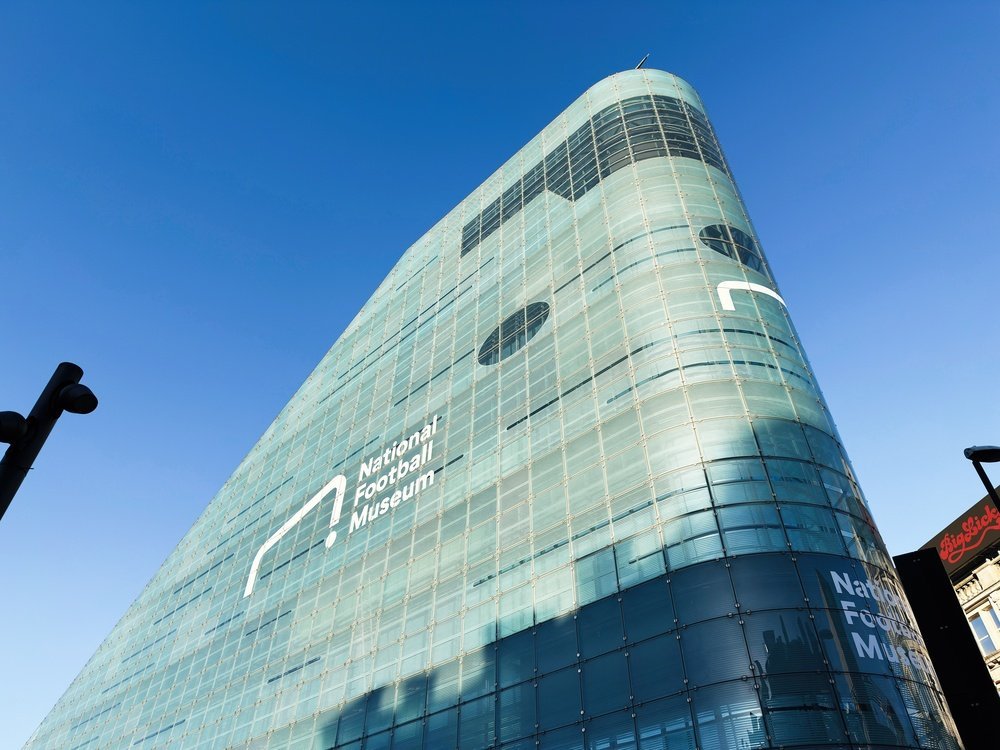 Severdigheter i Manchester: 18 ting å se og gjøre i fotball- og musikkbyen 4 National Football Museum i glassbygningen Urbis i Manchester