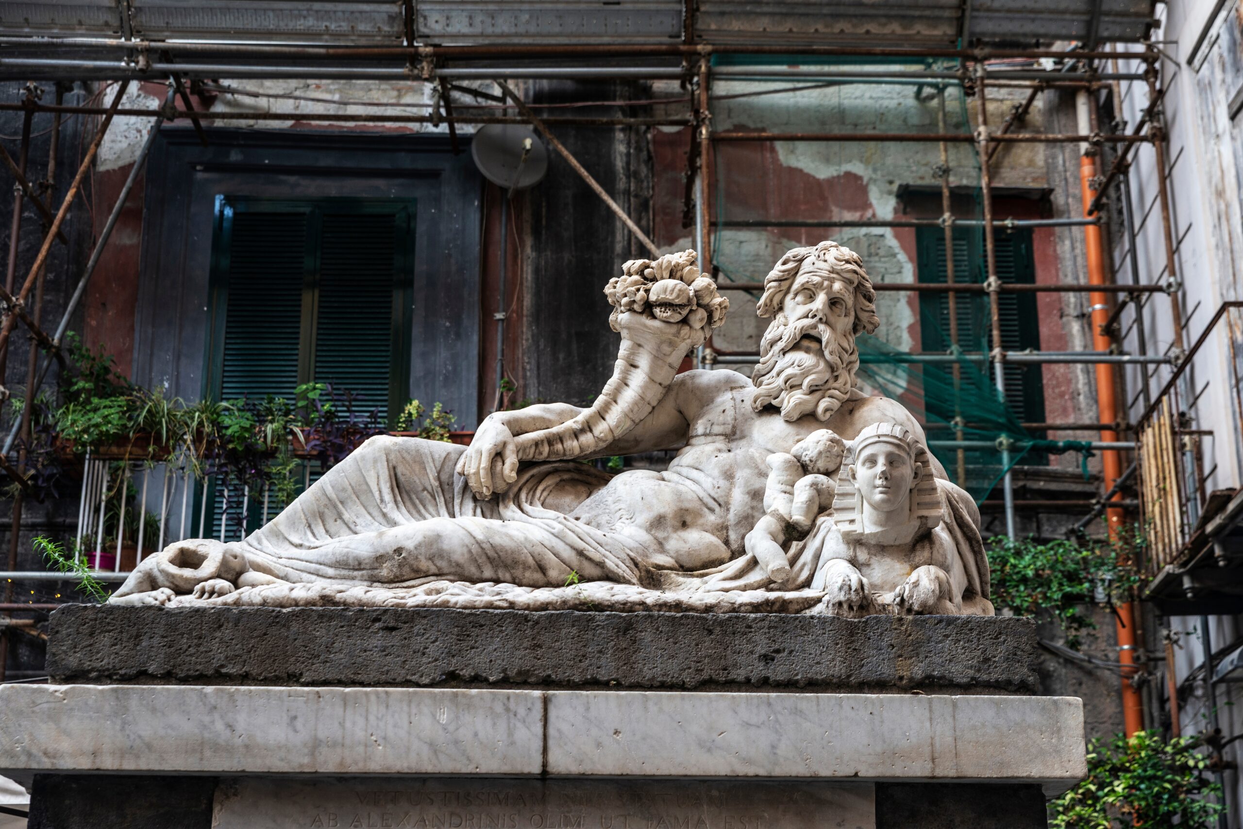 Statuen av elveguden Nilen ved Spaccanapoli i Napoli
