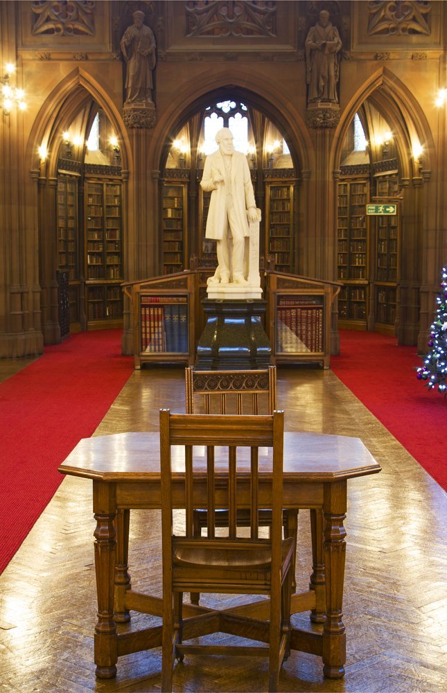 Severdigheter i Manchester: 18 ting å se og gjøre i fotball- og musikkbyen 11 Den nygotiske lesesalen i John Rylands Library i Manchester