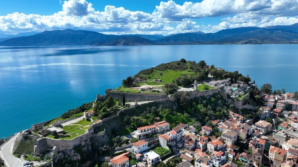 Hvor bør man bo i Hellas? De 13 beste områdene & gode hoteller 13 Old Town i Nafplio og festningen Akronafplia sett fra luften