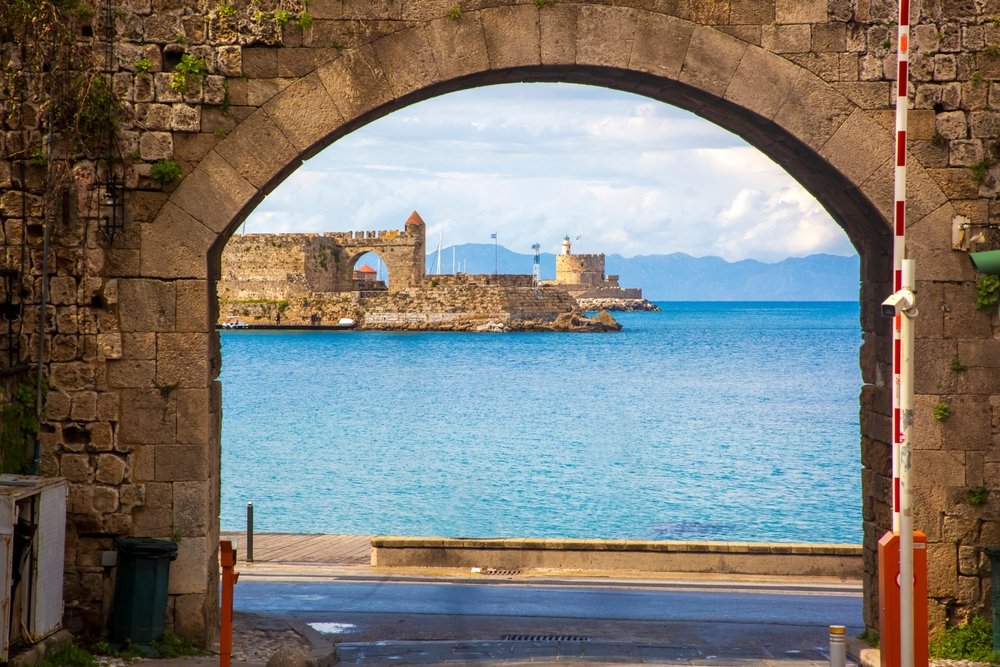 Hvor bør man bo i Hellas? De 13 beste områdene & gode hoteller 8 Old Town i Rhodos by med middelalderhus innenfor bymuren