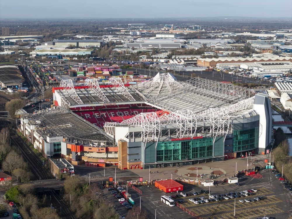 Severdigheter i Manchester: 18 ting å se og gjøre i fotball- og musikkbyen 2 Old Trafford, Manchester Uniteds stadion, sett fra luften