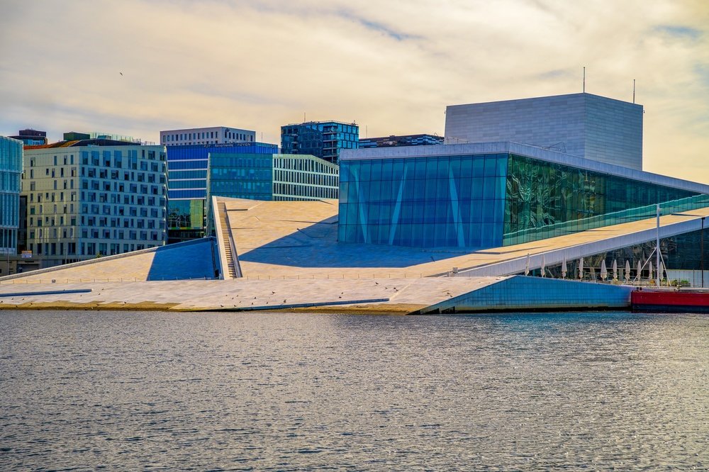 Hvor bør man bo i Norge? De 8 beste områdene & gode hoteller 2 Operahuset i Bjørvika i Oslo med det skrå marmortaket ned mot fjorden