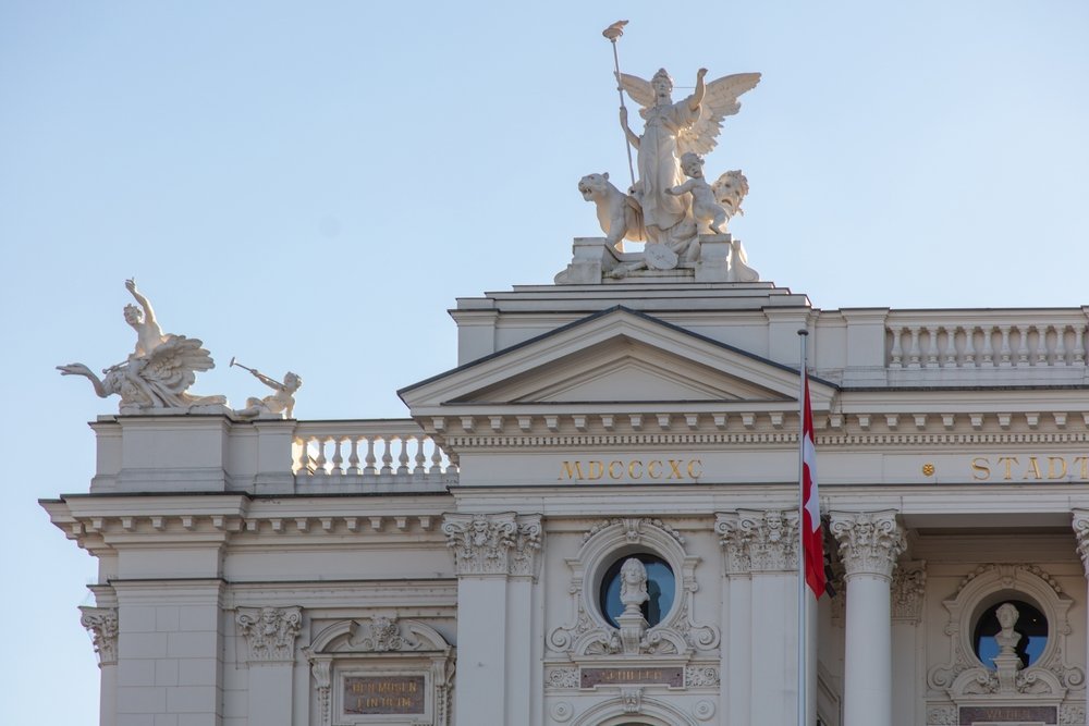 Opernhaus Zürich sett fra Sechseläutenplatz