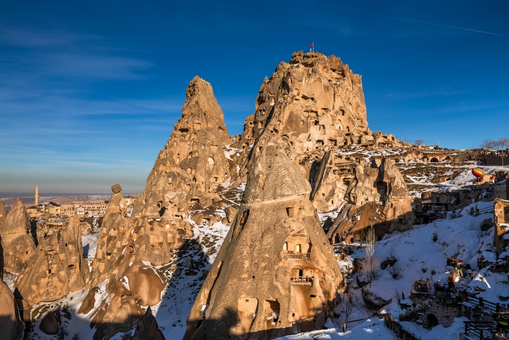 Hvor bør man bo i Kappadokia? De 6 beste byene & gode hoteller 5 Panorama over Ortahisar-borgen med moské og gamlebyen i Kappadokia