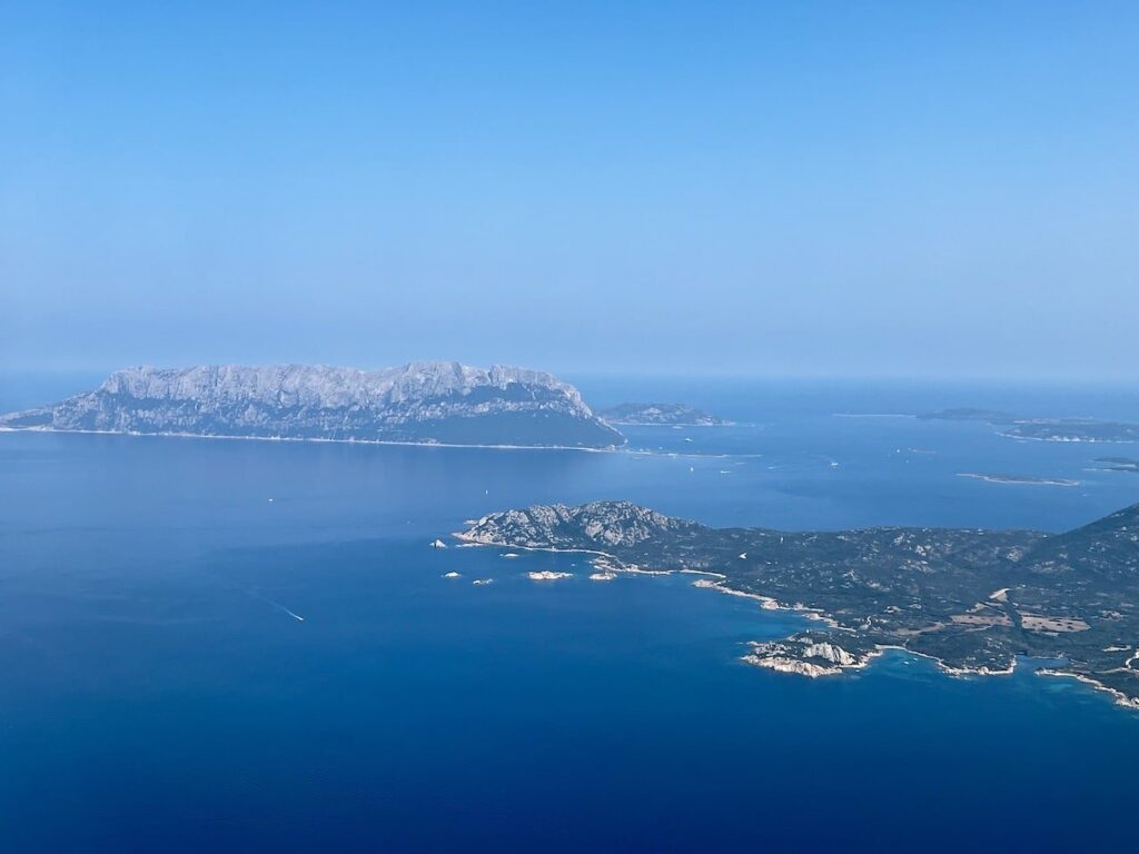 Øya Tavolara og kysten ved San Teodoro på Sardinia sett fra lufta