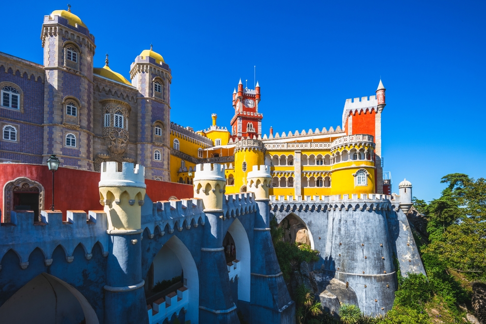 Pena-palasset på en høyde i Sintra