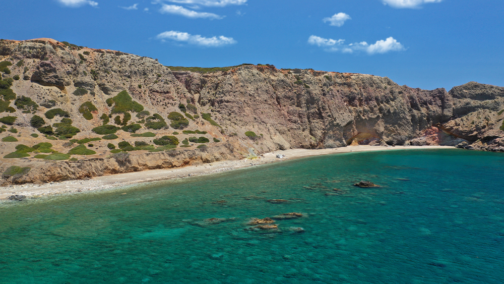 De fargerike vulkanklippene ved stranden i Paleochori
