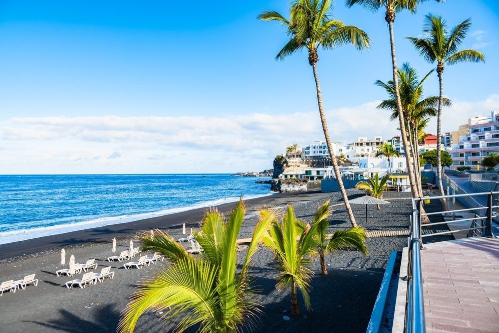 Palmepromenaden og stranden med svart sand i Puerto Naos på La Palma