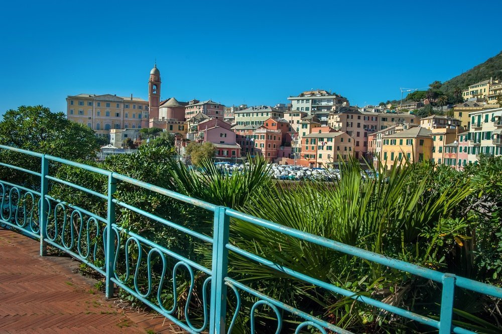 Hvor bør man bo i Genova? De 6 beste områdene & gode hoteller 7 Passeggiata Anita Garibaldi langs kysten i Nervi ved Genova