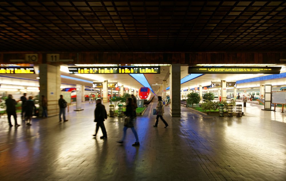 Perrongene på Firenze Santa Maria Novella, der regiontoget fra Pisa kommer inn