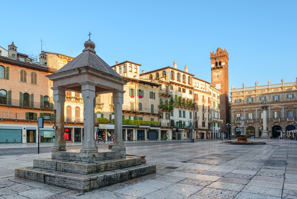 Hvor bør man bo i Verona? De 6 beste områdene & gode hoteller 3 Piazza delle Erbe i gamlebyen i Verona med de gamle palassene rundt plassen