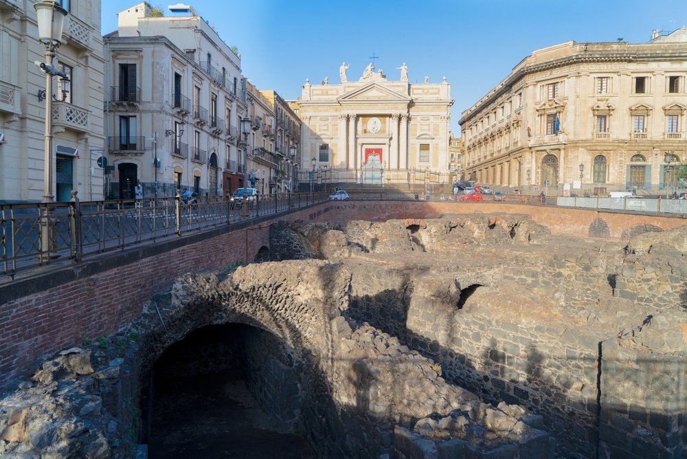 Fra Catania og Palermo lufthavn til byen og hotellet - transportguide 2 Piazza Stesicoro med det romerske amfiteateret i Catania