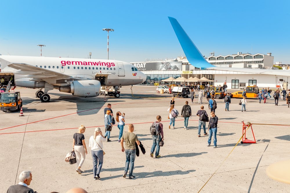 Passasjerer på vei inn i terminalen på Pisa lufthavn Galileo Galilei