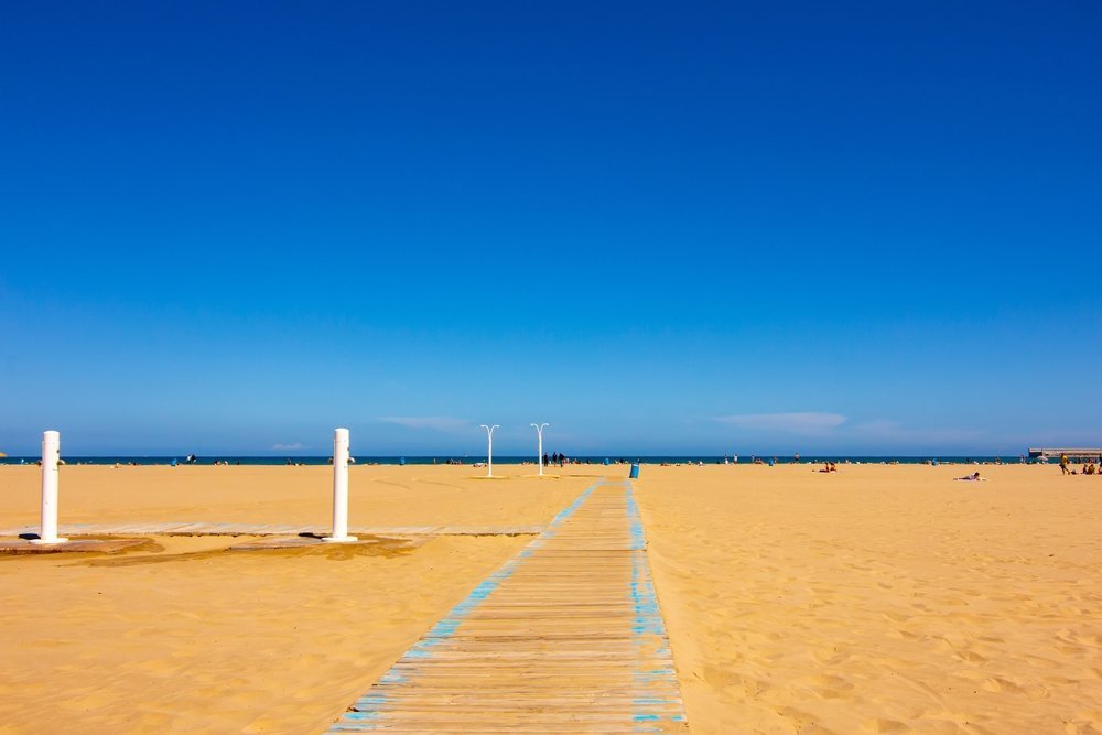 Severdigheter i Valencia: Ciudad de las Artes, Old Town og paella ved Albufera 13 Playa de la Malvarrosa ved Middelhavet
