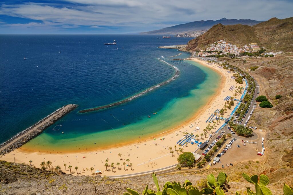 Severdigheter på Tenerife: de 18 beste tingene å se og gjøre 11 Playa de las Teresitas med moloen sett fra lufta
