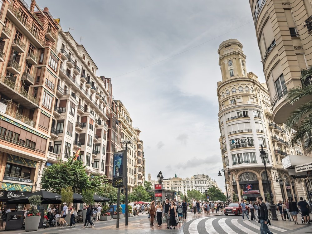 Fra Valencia lufthavn til sentrum - transportguide 3 Plaza del Ayuntamiento i Valencia, noen minutters gange fra bussens endeholdeplass