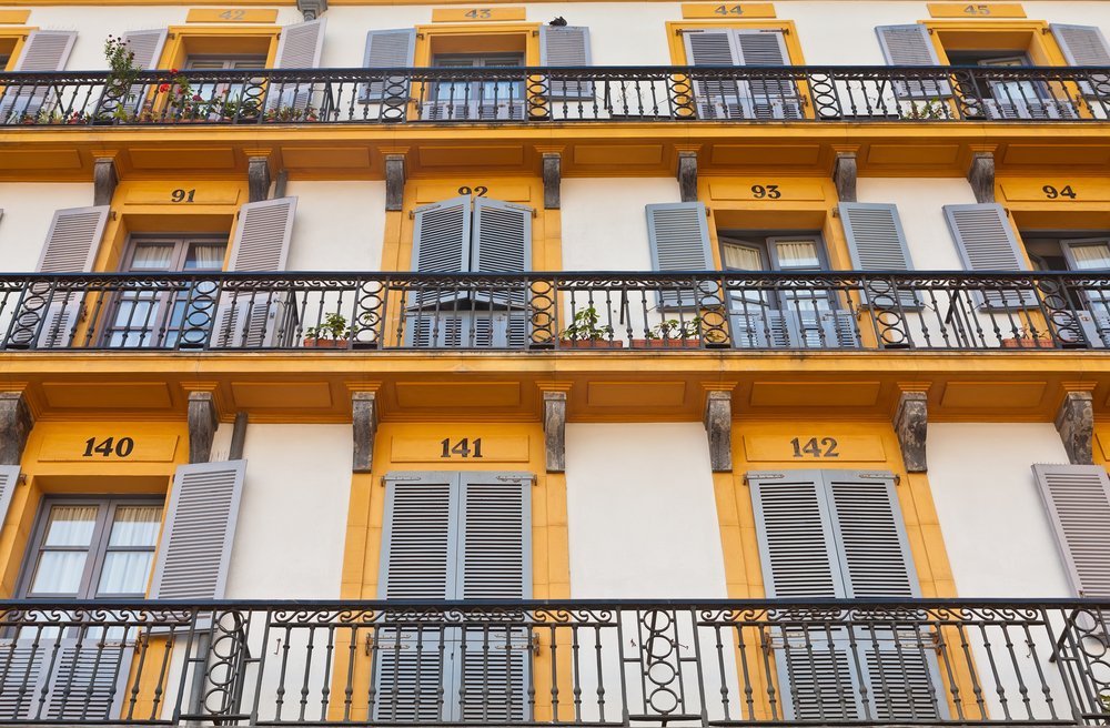 Hvor bør man bo i Spania? De 14 beste områdene & gode hoteller 10 Plaza de la Constitución i Old Town i San Sebastián