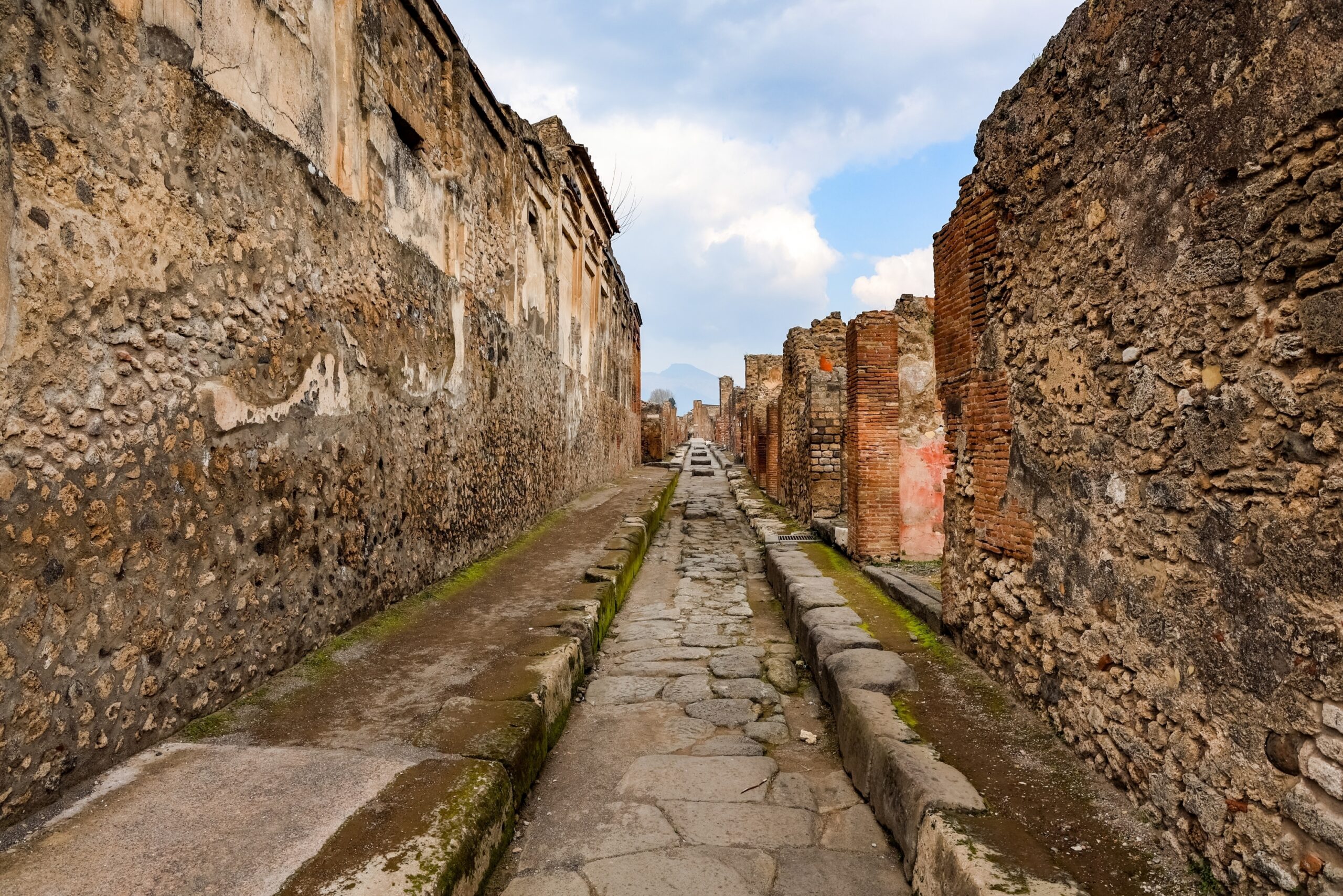 Romersk gate i Pompeii med Vesuv i enden