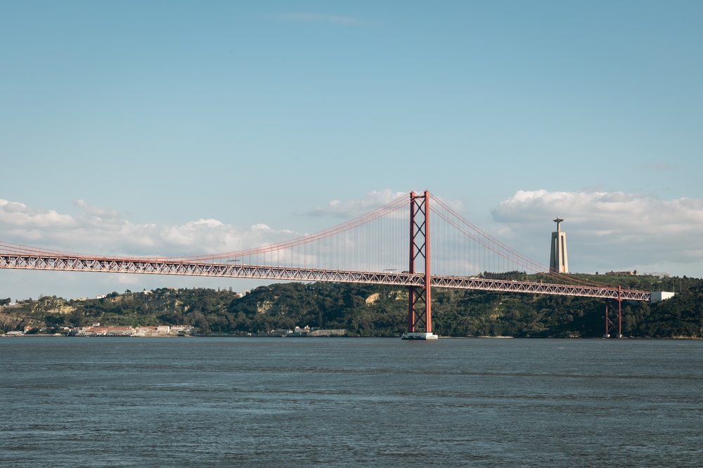 25. april-broen og Cristo Rei over Tejo i Lisboa
