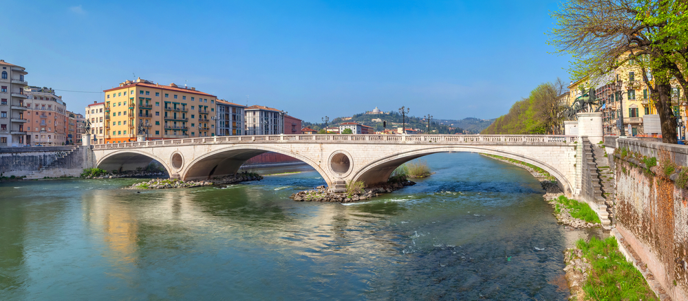 Hvor bør man bo i Verona? De 6 beste områdene & gode hoteller 7 Panorama av broen Ponte della Vittoria over Adige mellom gamlebyen og Borgo Trento i Verona
