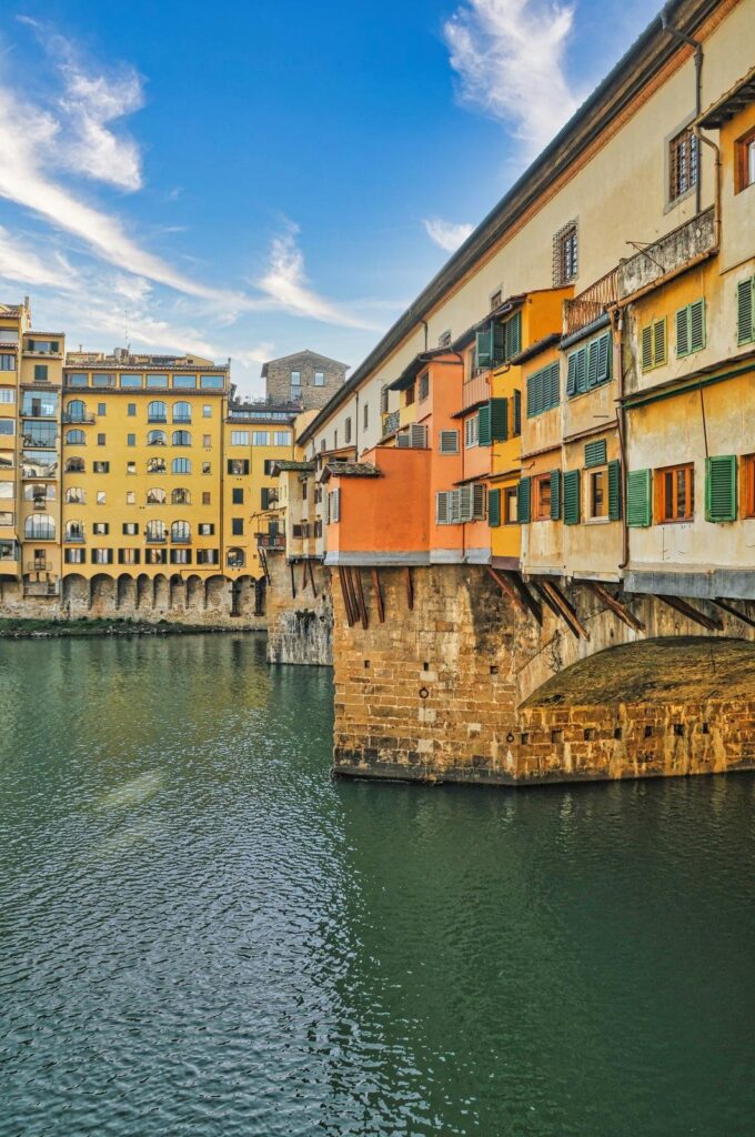 Ponte Vecchio med de små husene over elven Arno i Firenze