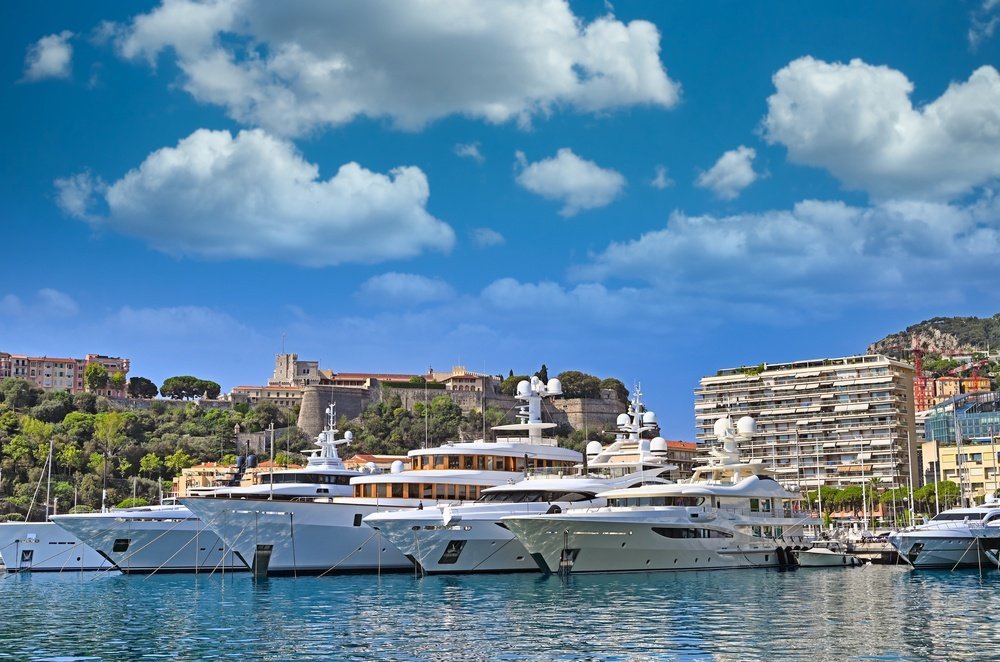 Port Hercule med yachter og klippen Monaco-Ville i bakgrunnen
