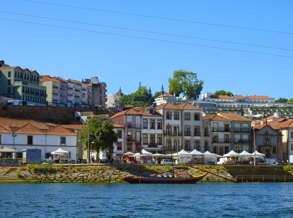Panorama over elvebredden i Vila Nova de Gaia med portvinskjellerne ved Douro-elva