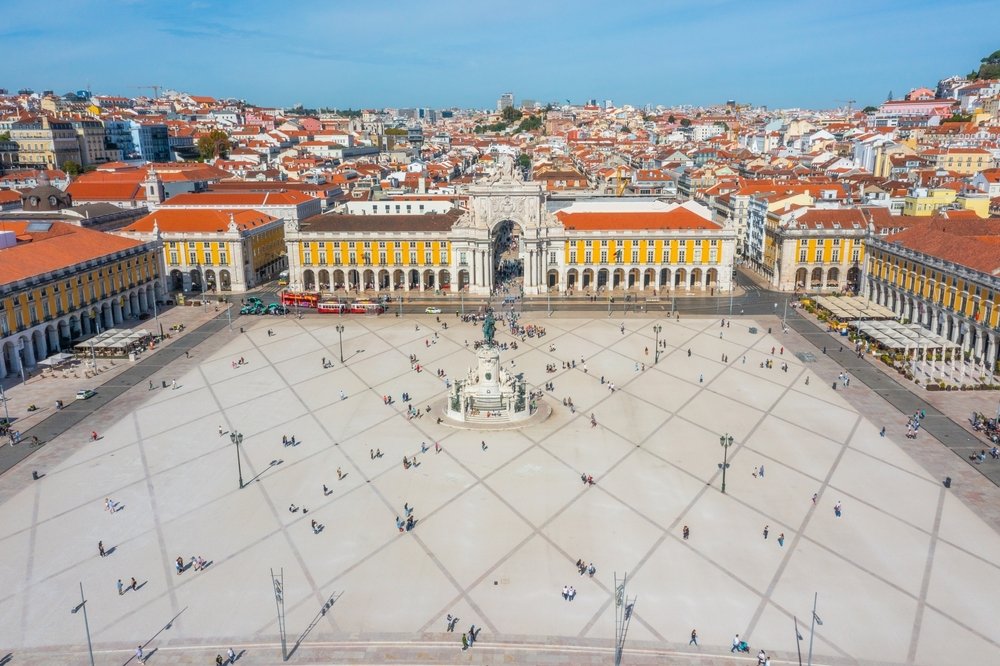 Hvor bør man bo i Portugal? De 8 beste områdene & gode hoteller 2 Praça do Comércio ved elven Tejo i Lisboa sett fra luften