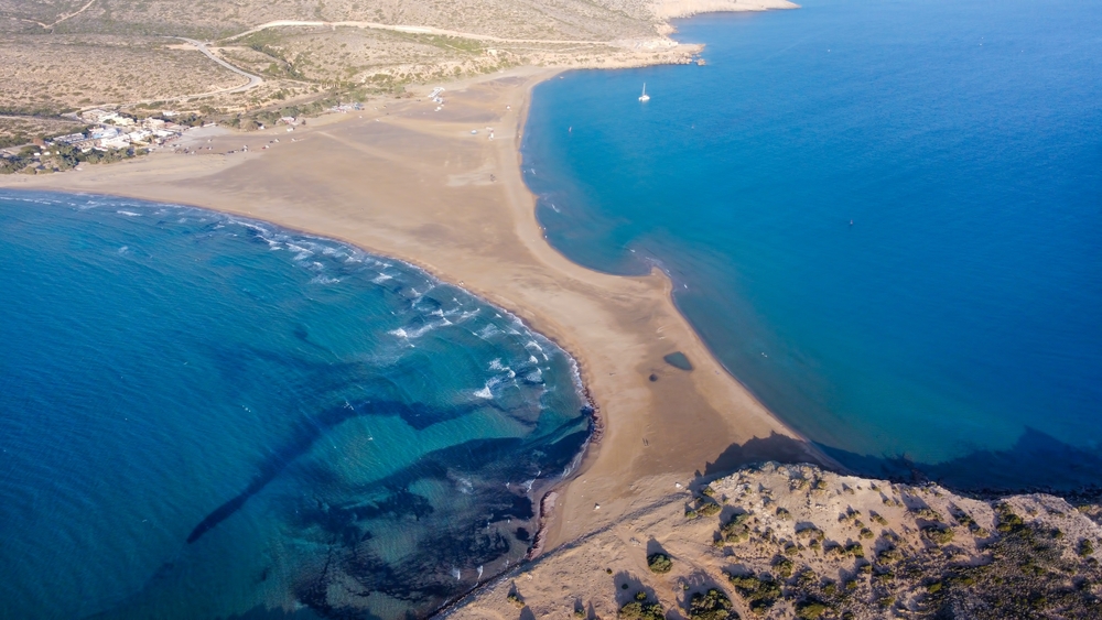 Flyfoto av sandtangen og lagunen ved Prasonisi på Rhodos