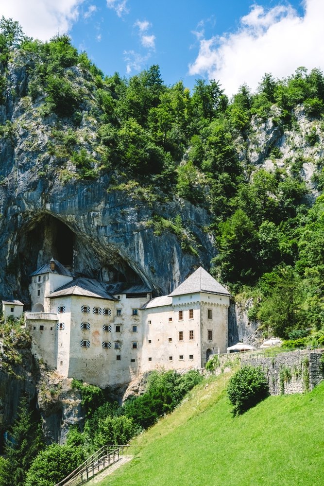Hvor bør man bo i Slovenia? De 6 beste områdene & gode hoteller 7 Predjama-borgen bygget inn i klippeveggen nær Postojna
