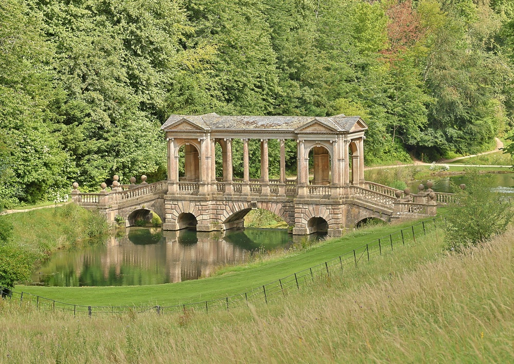 Hvor bør man bo i Bath? De 6 beste områdene & gode hoteller 6 Den palladianske broen i Prior Park Landscape Garden oppe i bakken fra Widcombe i Bath