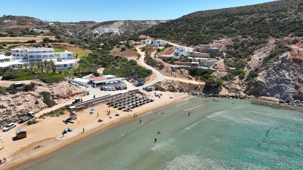 Provatas-stranden på Milos sett fra luften