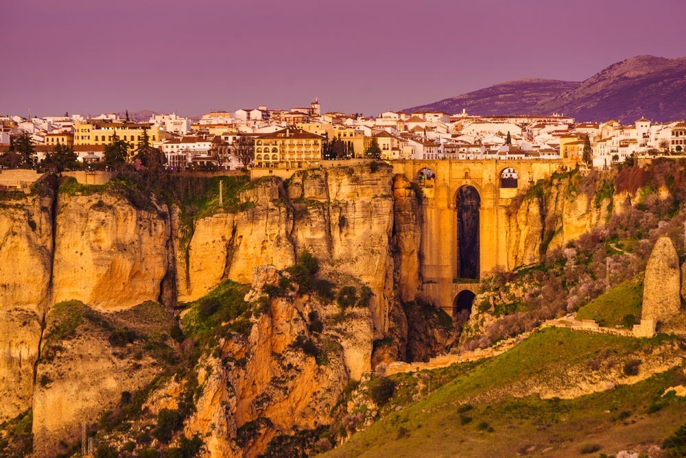 Severdigheter i Sevilla: de 17 beste tingene å se og gjøre 18 Broen Puente Nuevo over elven Guadalevín i Ronda