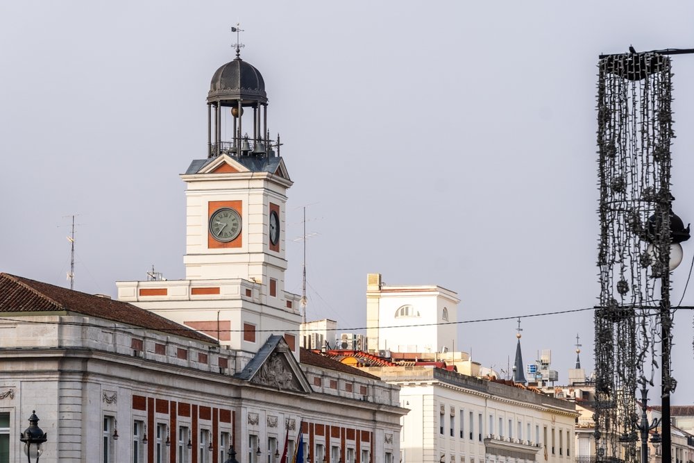Hvor bør man bo i Spania? De 14 beste områdene & gode hoteller 2 Puerta del Sol i Madrid med klokketårnet på Casa de Correos
