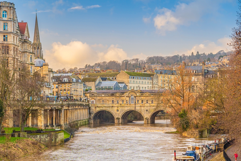 Hvor bør man bo i Bath? De 6 beste områdene & gode hoteller 5 Pulteney Bridge over elva Avon i Bath