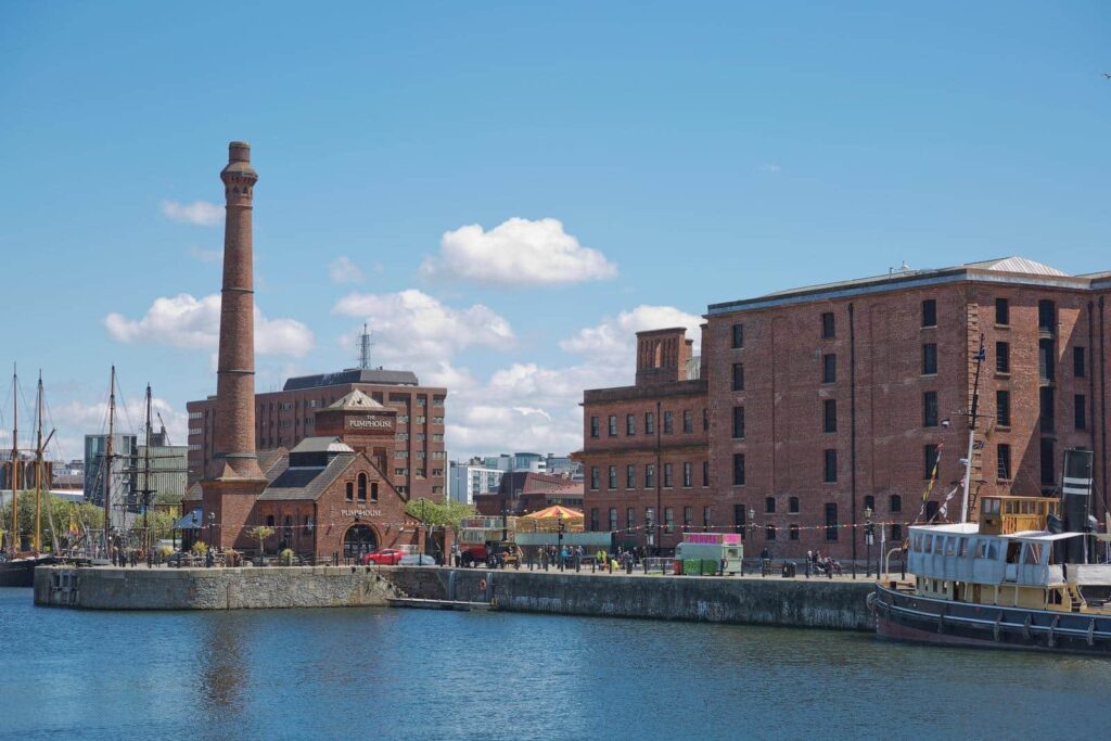 Severdigheter i Liverpool: The Beatles, Anfield og 16 andre grunner til å reise 2 Pump House og de røde pakkhusene ved Royal Albert Dock i Liverpool