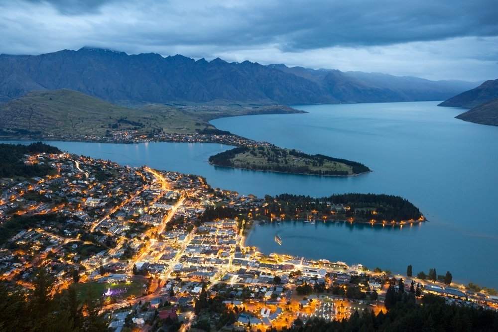 Queenstown ved innsjøen Lake Wakatipu med fjellkjeden The Remarkables