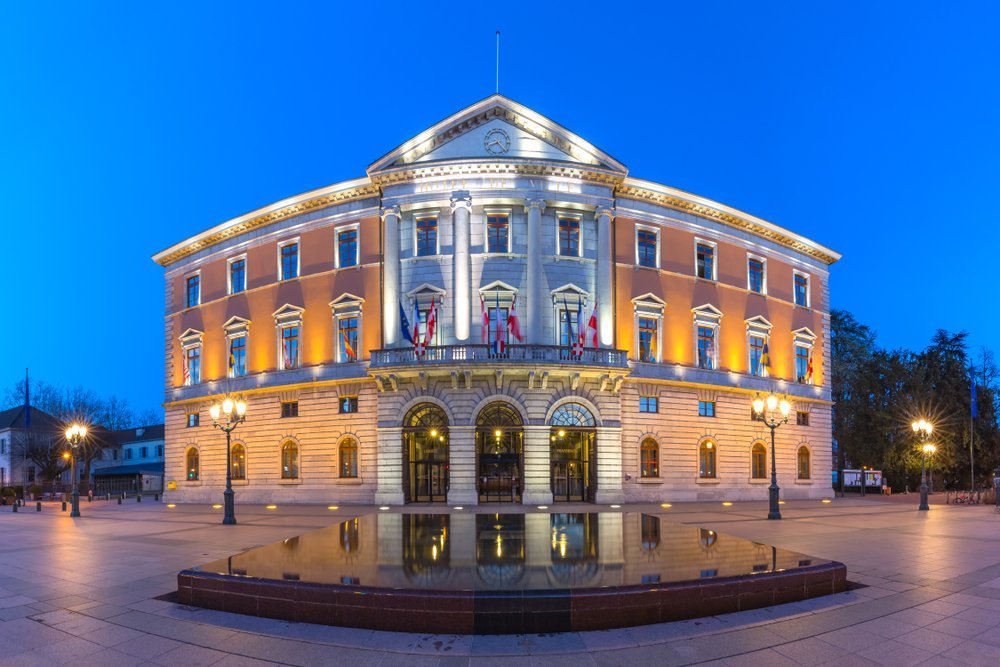 Rådhuset Hôtel de Ville i Annecys sentrum ved innsjøen i den blå timen