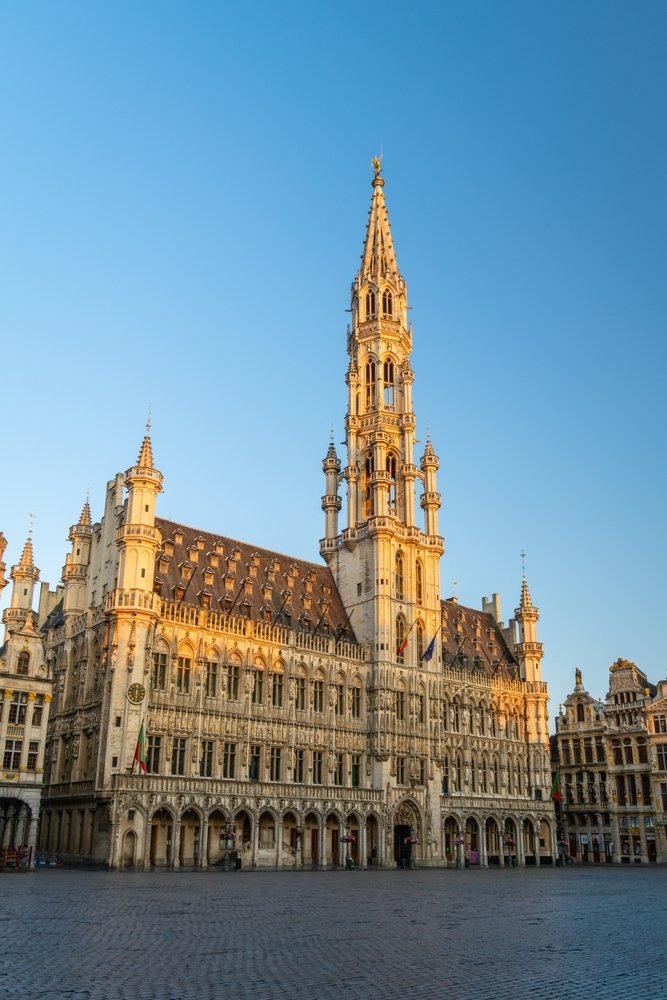 Severdigheter i Brussel: 18 ting å gjøre, fra Grand Place og Atomium til sjokolade og øl 2 Rådhuset og laugshusene på Grand Place i Brussel ved soloppgang