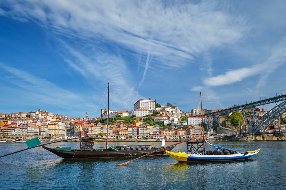 Rabelo-båter på Douro-elva ved Ribeira i Porto