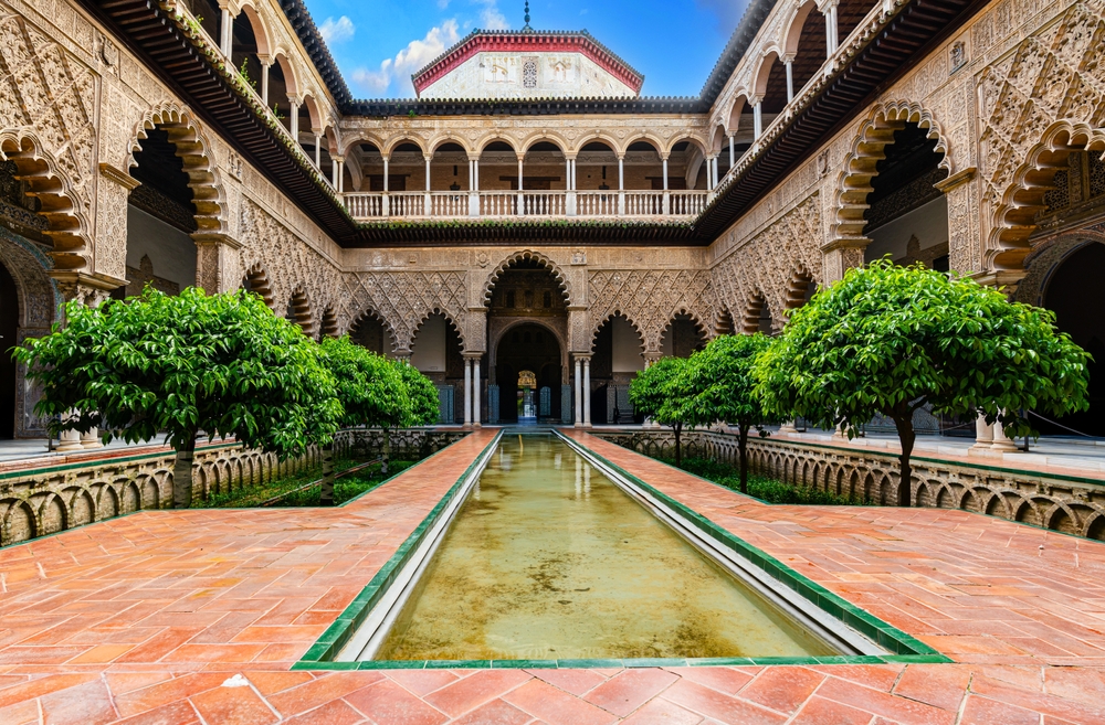 Severdigheter i Sevilla: de 17 beste tingene å se og gjøre 2 Patio de las Doncellas, Jomfruenes gård, i Real Alcázar i Sevilla