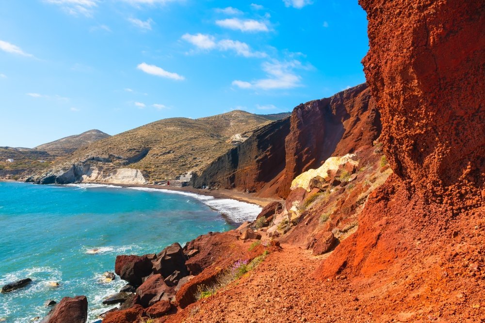 Red Beach med røde vulkanske klipper og blått hav