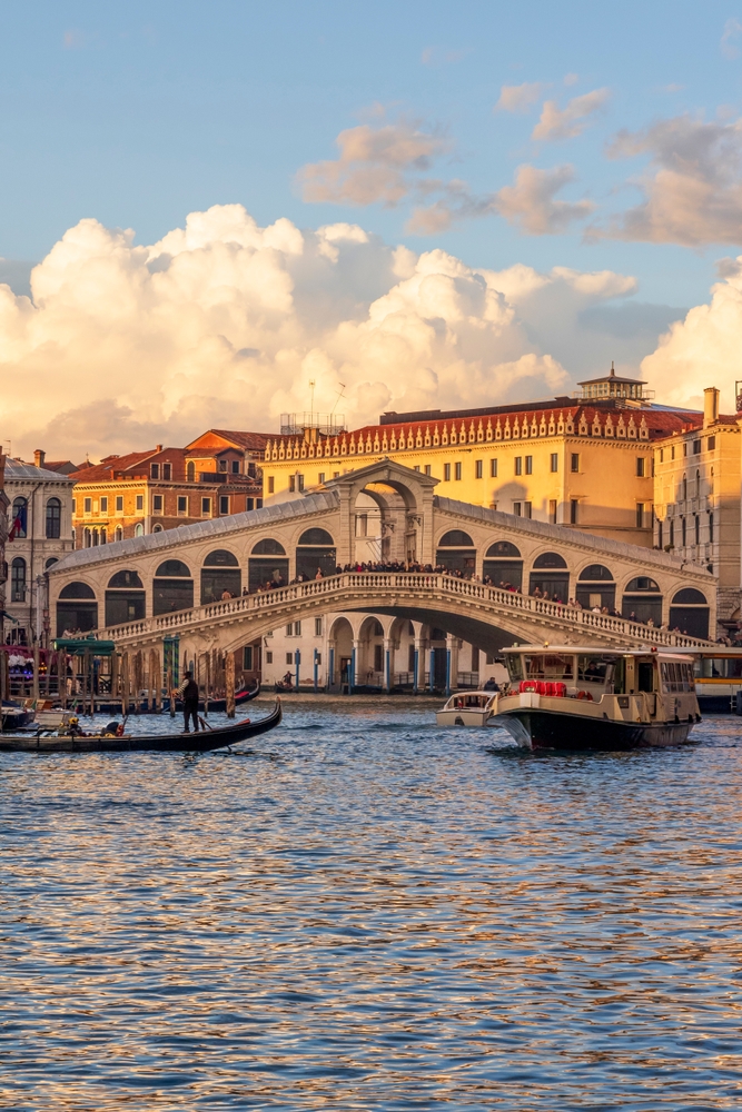 Rialtobroen over Canal Grande i Venezia