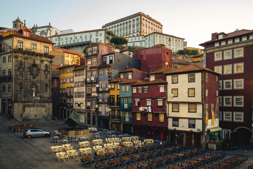 Hvor bør man bo i Portugal? De 8 beste områdene & gode hoteller 4 Ribeira-kvarteret ved Douro-elva i Porto med fargerike hus langs kaia