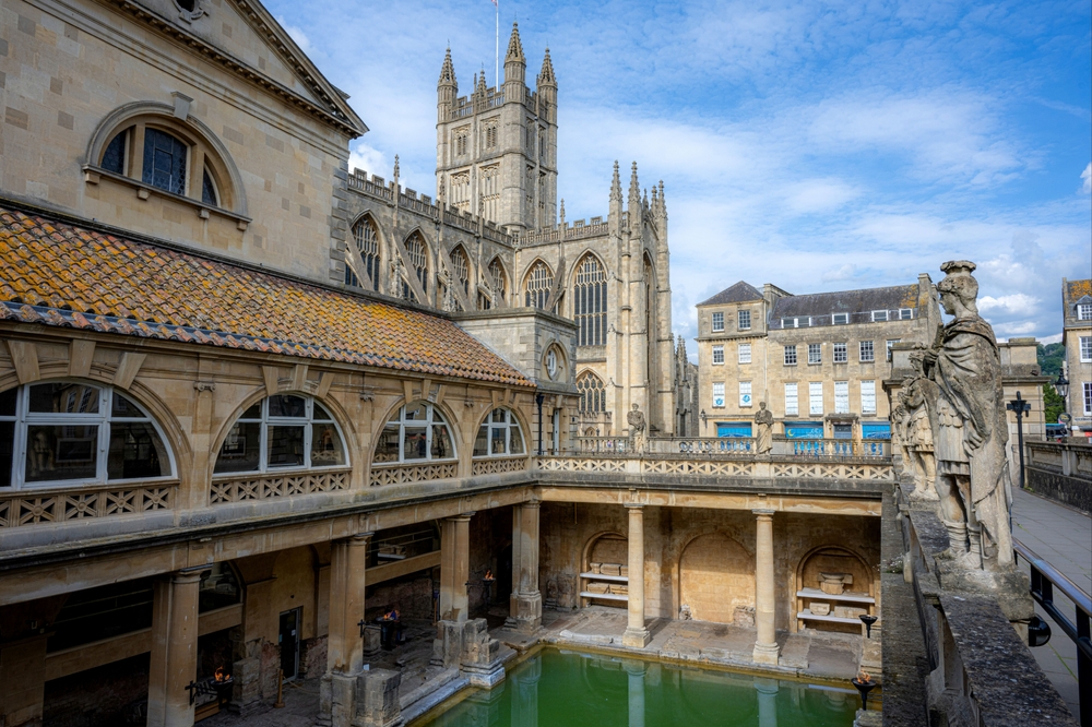 Hvor bør man bo i Bath? De 6 beste områdene & gode hoteller 2 De historiske Roman Baths i sentrum av Bath med Bath Abbey i bakgrunnen